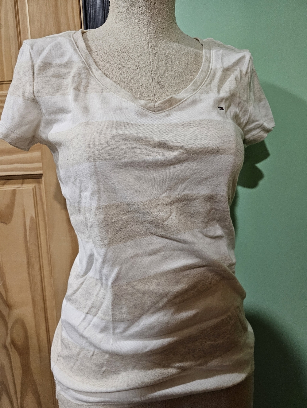 Tommy Hilfiger Womens White and Tan Striped V-Neck Short Sleeve Tee